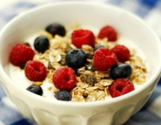oatmeal porridge with berries - 332x250